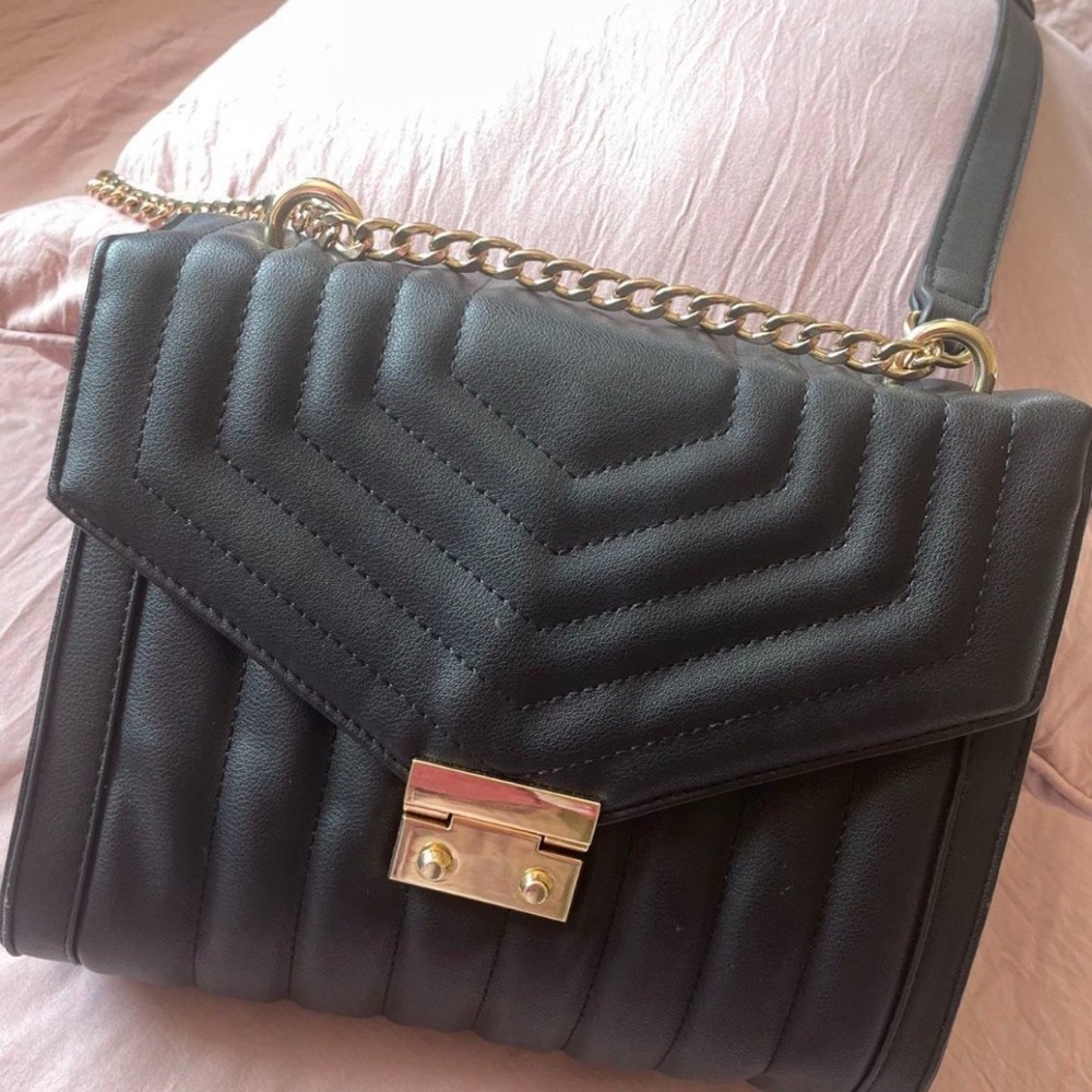 Elegant Black Quilted Chain Shoulder Bag